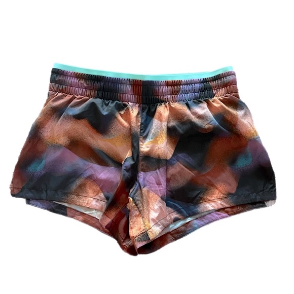 NWT Fabletics Breathe Run Shorts in Meltdown/crystal wave/reflective silver XS - Picture 4 of 7